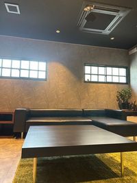 4人掛けのＬ字ソファとテーブル - Time　rentspace　sweet キッチン付・おうちスペースの室内の写真