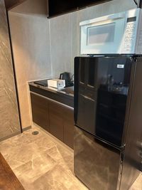 冷蔵庫・IH1口コンロ・電子レンジ・ケトルご自由にお使いください☺ - Time　rentspace　sweet キッチン付・おうちスペースの室内の写真