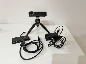 プロジェクターのご用意もございます（HDMI〜USB-C端子接続アダプター、延長コード等の備品ご用意もあります） - 豊橋市電沿いのレンタルスペース「シデンマエ」 豊橋市電・前畑電停から徒歩1分のレンタルスタジオ「シデンマエ」の室内の写真