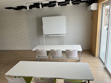 長机2つ、イス10個常備（写真は鏡が貼られる前のものになります） - 豊橋市電沿いのレンタルスペース「シデンマエ」 豊橋市電・前畑電停から徒歩1分のレンタルスタジオ「シデンマエ」の外観の写真