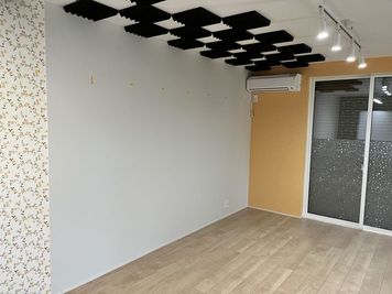シャッターを締めて、レイアウトを変えればスタジオとしてのご利用も可能です。（写真は鏡が貼られる前のものになります） - 豊橋市電沿いのレンタルスペース「シデンマエ」 豊橋市電・前畑電停から徒歩1分のレンタルスタジオ「シデンマエ」の室内の写真