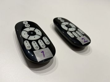 光量・色味を調節できるライトのリモコンをぜひお使いください。 - 豊橋市電沿いのレンタルスペース「シデンマエ」 豊橋市電・前畑電停から徒歩1分のレンタルスタジオ「シデンマエ」の室内の写真