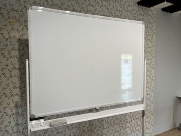 ホワイトボードもご利用いただけます。
黒・赤のマーカーとイレーザーも付属しております。 - 豊橋市電沿いのレンタルスペース「シデンマエ」 豊橋市電・前畑電停から徒歩1分のレンタルスタジオ「シデンマエ」の室内の写真