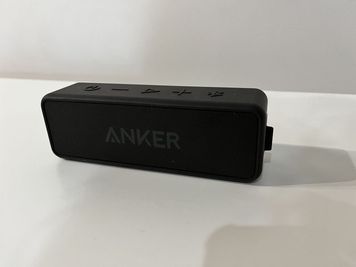 コンパクトで高音質なANKER製Bluetoothスピーカーをご用意しております。 - 豊橋市電沿いのレンタルスペース「シデンマエ」 豊橋市電・前畑電停から徒歩1分のレンタルスタジオ「シデンマエ」の室内の写真