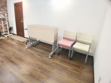 机・椅子は畳んでスペースを有効利用できます。 - TSUBAKI新横浜 TSUBAKI新横浜スペースの室内の写真