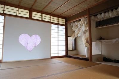 ハート窓は季節によって
柄を変更可能。紅葉、藤の花、新緑 - フォトスタジオ華色　御所北店 レンタルフォトスタジオ華色　御所北店の室内の写真