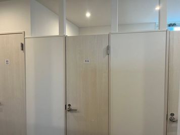 上部は空調取り込みの為、空いております。
完全個室ではありませんが、イヤホンを使用してZoom会議、リモート会議もOKです。 - いいオフィスファーストスペース 3階　個室（A）の室内の写真
