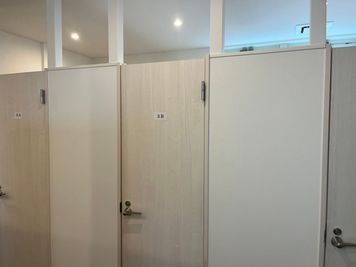 上部は空調取り込みの為、空いております。
完全個室ではありませんが、イヤホンを使用してZoom会議、リモート会議もOKです。 - いいオフィスファーストスペース 3階　個室（B）の室内の写真