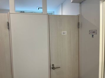 上部は空調取り込みの為、空いております。
完全個室ではありませんが、イヤホンを使用してZoom会議、リモート会議もOKです。 - いいオフィスファーストスペース 3階  個室（C）の室内の写真