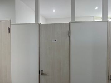 4階　個室　(A)　駅チカ！自然光が入る明るい部屋で仕事や勉強に最適です✐ イヤホンを使用してZoom会議、リモート会議もOK。 - いいオフィスファーストスペース