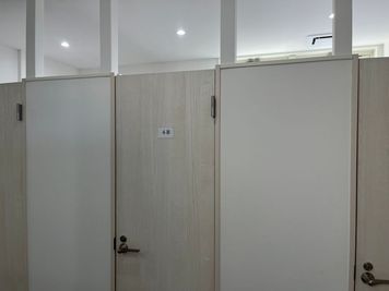 上部は空調取り込みの為、空いております。
完全個室ではありませんが、イヤホンを使用してZoom会議、リモート会議もOKです。 - いいオフィスファーストスペース ４階　個室　(B)の室内の写真