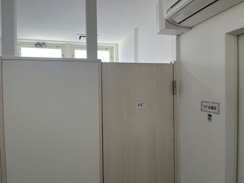 上部は空調取り込みの為、空いております。
完全個室ではありませんが、イヤホンを使用してZoom会議、リモート会議もOKです。 - いいオフィスファーストスペース 4階　個室　(C)の室内の写真