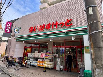 建物1階はまいばすけっとです。近くにコンビニも3件あります。 - 英語学童　フレックルズ 人工芝テラス、子ども用おもちゃ付き多目的レンタルスペースの室内の写真