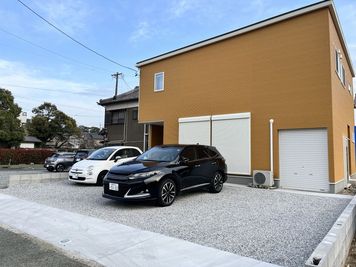 駐車場普通車1台（軽自動車2台）がセット料金の中に含まれています。 - 豊橋市電沿いのレンタルスペース「シデンマエ」 豊橋市電・前畑電停から徒歩1分のレンタルスタジオ「シデンマエ」の外観の写真