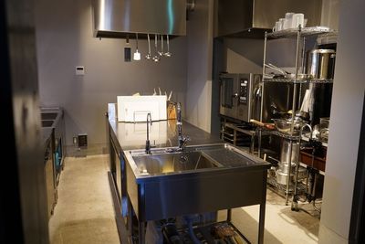 メインキッチンはアイランド式で導線がきっちり確保されています。 - THE GROUND MINO Kitchen Studio キッチンの室内の写真