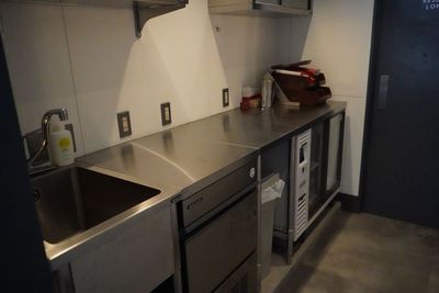 ホールだけの予約時にもご利用いただけるパントリー。
水道、製氷機、冷蔵庫が備わってますので飲料の提供も可能です。
※営利目的でのご提供はできません。 - THE GROUND MINO Kitchen Studio キッチンの室内の写真