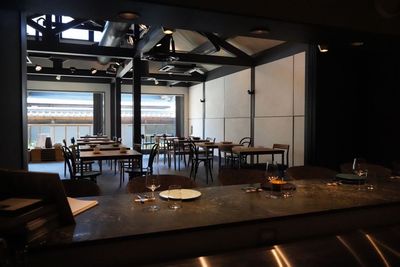 キッチンからホールを眺める景色 - THE GROUND MINO Kitchen Studio キッチンの室内の写真
