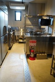 製菓の為のサブキッチン。
真空包装機、急速冷凍機も備えてます。 - THE GROUND MINO Kitchen Studio キッチンの室内の写真