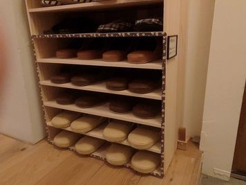スリッパラック下から５段までの枠内のスリッパをお使いください。お帰りの際もこの枠内にスリッパをお戻しください。 - 元町.Kait  元町.Kait 302号室の室内の写真