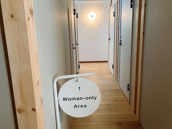 女性専用エリアこの先、女性専用。男性は立ち入り禁止です。突き当たり左側にドレッサースペース。 - 元町.Kait  元町.Kait 302号室の室内の写真