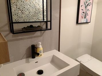 女性用トイレ自動開閉・自動洗浄付き。 - 元町.Kait  元町.Kait 302号室の室内の写真
