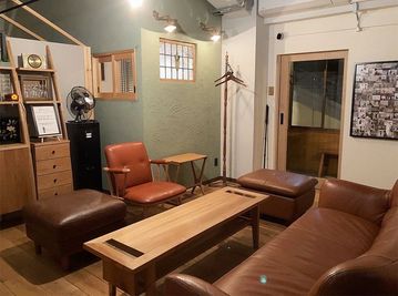 奥の扉を開けると喫煙所です。ドアの左側に照明スイッチがあります。 - 元町.Kait  元町.Kait 302号室の室内の写真