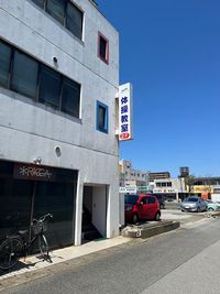 階段で2階に上がってください - Rockyレンタルスタジオ レンタルスタジオの入口の写真