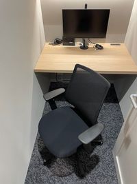 椅子は座り心地の良い。コクヨのデザインチェアを採用してます - 大宮サクラスクエアモール2階WAW大宮 大宮駅徒歩5分　モニター完備の一人用完全個室R24の室内の写真