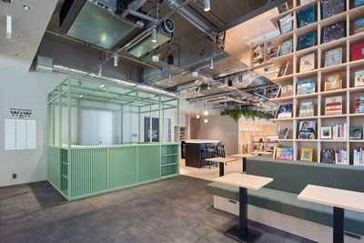 ご予約後、当日は受付スタッフにご予約履歴をご提示いただき、利用方法を確認の上、ご使用を開始ください - 大宮サクラスクエアモール2階WAW大宮 大宮駅徒歩5分　モニター完備の一人用完全個室R25の入口の写真