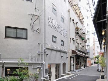 ビル入り口外観アクセス良好★JR・阪神 元町駅東出口　山側徒歩1分 - 元町.Kait  元町.Kait 302号室の外観の写真