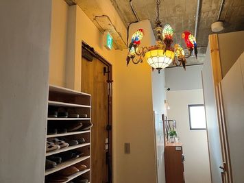 玄関入って右側にスリッパラック・左側に靴箱があります。 - 元町.Kait  元町.Kait 302号室の室内の写真