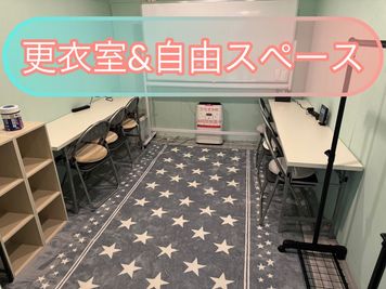 更衣室・自由スペースも広々！ - 南林間駅徒歩２分！100平米超えの広々スペース！ 駅近で100平米を超える多目的スタジオ！の室内の写真