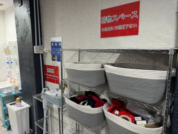 荷物棚もございます。 - 南林間駅徒歩２分！100平米超えの広々スペース！ 駅近で100平米を超える多目的スタジオ！の設備の写真