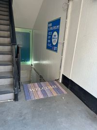 建物の地下にあります。
音や振動も気になりません！ - 南林間駅徒歩２分！100平米超えの広々スペース！ 駅近で100平米を超える多目的スタジオ！の入口の写真