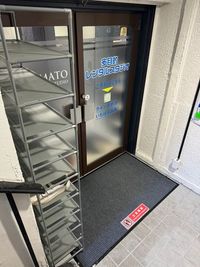 玄関も専用スペースで広さもあります！ - 南林間駅徒歩２分！100平米超えの広々スペース！ 駅近で100平米を超える多目的スタジオ！の入口の写真