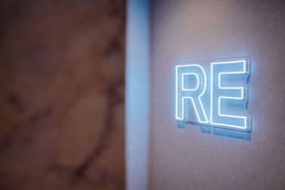 サロン名のネオンライト。パウダールームは映える空間です！ - 脱毛・セルフホワイトニングサロン　RE レンタルサロン　ベッド付き個室ルーム【cinq】の設備の写真