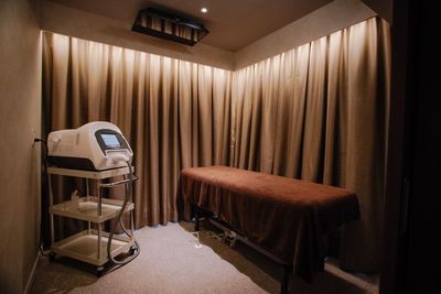 ルームdeux
収容人数：4人ほど
天井にモニター有り
間接照明付きでモダンで落ち着いた空間です。※脱毛器はありません - 脱毛・セルフホワイトニングサロン　RE レンタルサロン　ベッド付き個室ルーム【cinq】の室内の写真