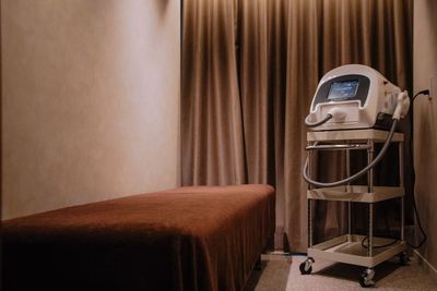 ルームune
収容人数：3人ほど
天井モニター有り
Deuxより少し狭めですが雰囲気は同じく落ち着いた空間になっています。
※脱毛器はありません - 脱毛・セルフホワイトニングサロン　RE レンタルサロン　ベッド付き個室ルーム【cinq】のその他の写真