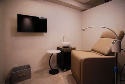 ルーム：quatre
収容人数：3人
（ライト、スピットン、テーブル、チェアー移動可）
 - 脱毛・セルフホワイトニングサロン　RE レンタルサロン　ベッド付き個室ルーム【cinq】のその他の写真