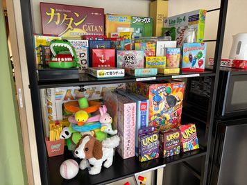 ボード（カード）ゲーム類は、遊びきれないぐらい揃っています。 - シエスタ烏丸 〈シエスタ烏丸〉【11名～20名様専用】の室内の写真