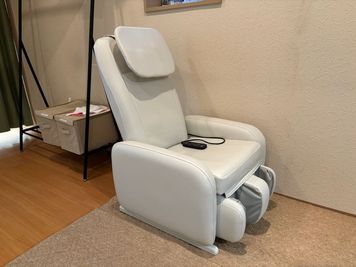 ご覧のマッサージチェアを導入しました。心身のリフレッシュに無料でご利用いただけます。 - シエスタ烏丸 〈シエスタ烏丸〉【11名～20名様専用】の室内の写真