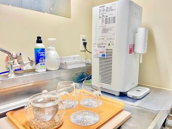 ウォータースタンド設置しています。
タンク式では無いため、常に新鮮なお水が飲めます。
常温・冷水・温水がご利用出来ます。 - ＜フルーツサロン 横浜駅前＞ 横浜駅徒歩２分レンタルサロンの設備の写真