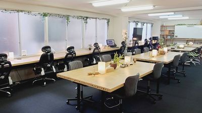 扇町駅5番出口より徒歩0分にある、カフェのようなくつろぎコワーキングスペース・貸し会議室。 - ROUGHLABO TECH扇町