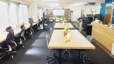 室内手前(入口側)からの眺め - ROUGHLABO TECH扇町 	【ROUGH LABO TECH扇町】会議・オフィススペースの室内の写真