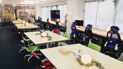 室内奥(本棚側)からの眺め - ROUGHLABO TECH扇町 	【ROUGH LABO TECH扇町】会議・オフィススペースの室内の写真