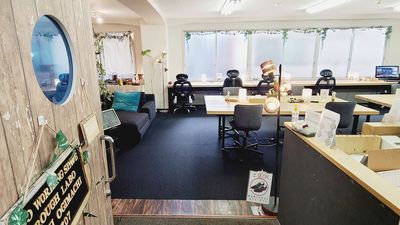 部屋に入って、右側がオフィススペース、左側がイベントスペースです。 - ROUGHLABO TECH扇町 	【ROUGH LABO TECH扇町】会議・オフィススペースの室内の写真
