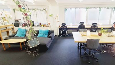 部屋に入るとすぐ左手に大きなソファがあります。 - ROUGHLABO TECH扇町 	【ROUGH LABO TECH扇町】会議・オフィススペースの室内の写真