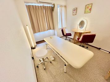 電動ベッドはここだけ。高田の電動ベッドで、高さ調節がペダルでラクラク - ＜フルーツサロン 横浜駅前＞ 横浜駅徒歩２分レンタルサロンの室内の写真