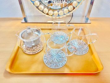 耐熱コップなので、温かい飲み物・冷たい飲み物、どちらもご利用いただけます - ＜フルーツサロン 横浜駅前＞ 横浜駅徒歩２分レンタルサロンの設備の写真