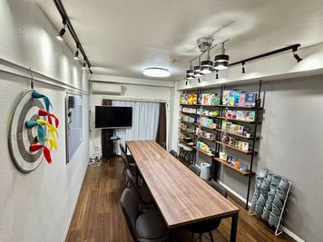 天井に2本のレールライトを設置しました💡
（カーテンの両隣にスイッチがあります） - ボードゲームスペースChiratto_心斎橋 100種類以上のボードゲームを楽しめるオトナの秘密基地🎮✨の室内の写真